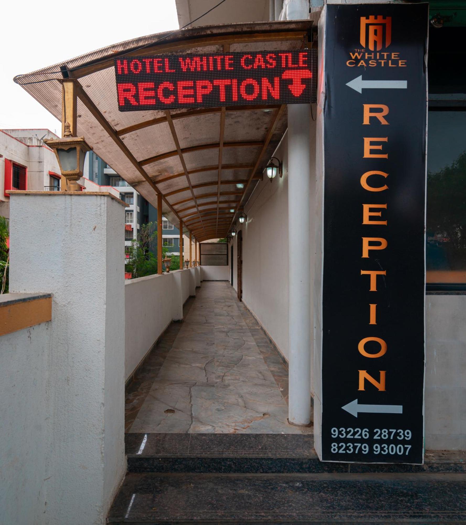 Treebo Trend The White Castle Hotel Pune Ngoại thất bức ảnh